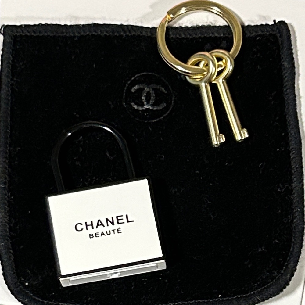Sold CHANEL Beauté Black and Gold LOCK & Key